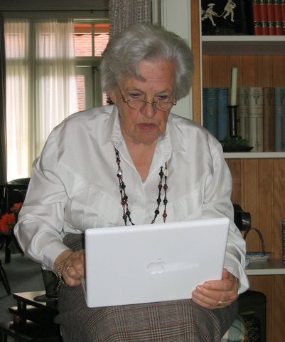Oma met iBook